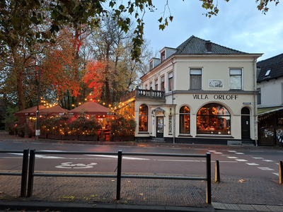 916073 Gezicht op het café-restaurant Villa Orloff (Lucasbolwerk 1) te Utrecht.te Utrecht, tijdens de schemering.